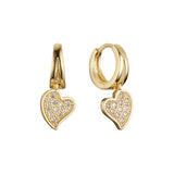 Pendientes huggie de corazón en Oro 14K, colores baño de oro rosa.