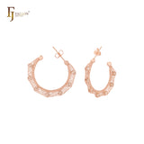 Aretes de oro de 14 quilates con circonitas blancas y recinto de filigrana en forma de jaula de red