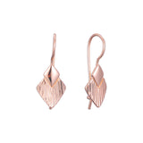 Pendientes de gancho de alambre de rombos en Oro 14K, colores de baño de oro rosa.