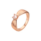 Solitario de cinta de oro rosa con anillos de circonitas blancas