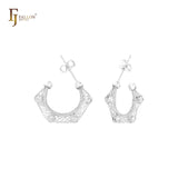 Aretes de oro de 14 quilates con circonitas blancas y recinto de filigrana en forma de jaula de red